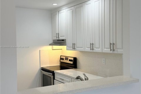 Снять в аренду кондоминиум в Майами, Флорида 1 спальня, 66.15м2, № 1938592 - фото 3