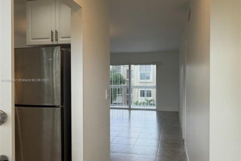 Снять в аренду кондоминиум в Майами, Флорида 1 спальня, 66.15м2, № 1938592 - фото 2
