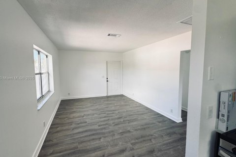 Propiedad comercial en venta en West Palm Beach, Florida, 264.96 m2 № 1845594 - foto 17