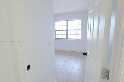 Propiedad comercial en venta en West Palm Beach, Florida, 264.96 m2 № 1845594 - foto 11