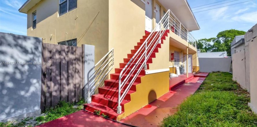 Commercial property in West Palm Beach, Florida 264.96 sq.m. № 1845594