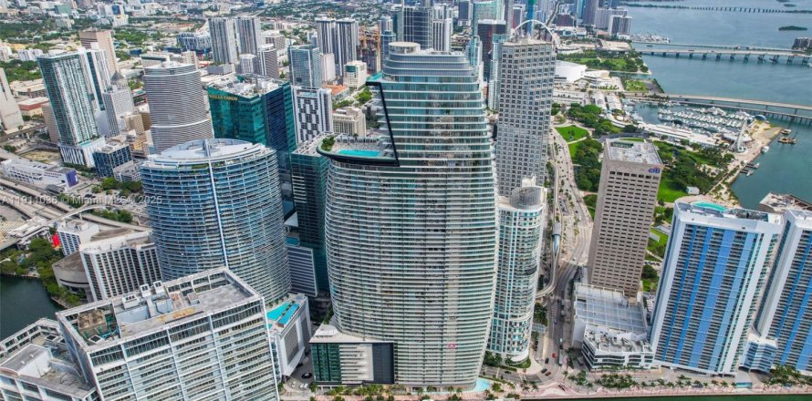 Кондоминиум с 4 спальнями в Майами, Флорида № 1967048