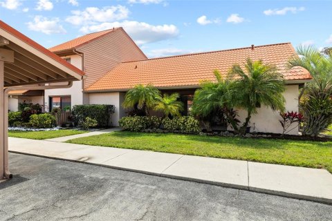 Condo in Sarasota, Florida, 2 bedrooms № 2151735 - photo 2