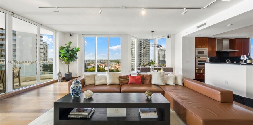 Condominio en Aventura, Florida, 4 dormitorios  № 2047458