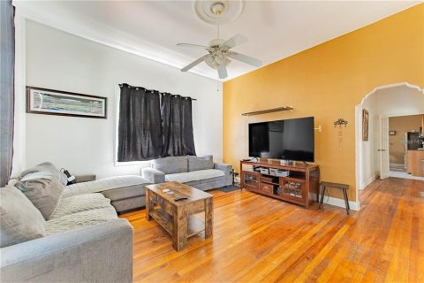 House in Tampa, Florida 3 bedrooms, 181.16 sq.m. № 1881225 - photo 1