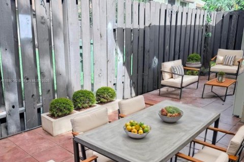 Townhouse in Pembroke Pines, Florida 2 bedrooms, 100.15 sq.m. № 1944885 - photo 11