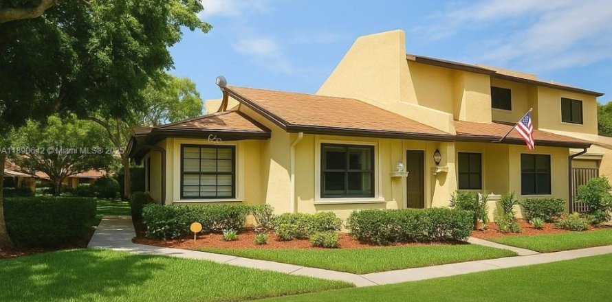 Townhouse in Pembroke Pines, Florida 2 bedrooms, 100.15 sq.m. № 1944885