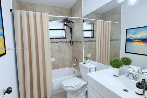 Townhouse in Pembroke Pines, Florida 2 bedrooms, 100.15 sq.m. № 1944885 - photo 10