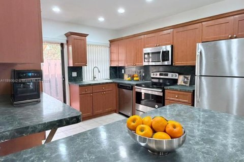 Townhouse in Pembroke Pines, Florida 2 bedrooms, 100.15 sq.m. № 1944885 - photo 5