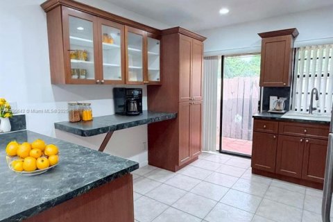 Townhouse in Pembroke Pines, Florida 2 bedrooms, 100.15 sq.m. № 1944885 - photo 6