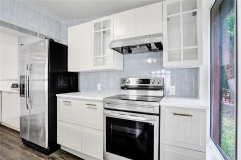 House in Fort Lauderdale, Florida 2 bedrooms, 104.24 sq.m. № 1891401 - photo 11