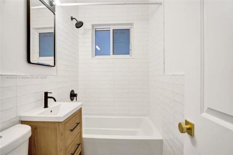 House in Fort Lauderdale, Florida 2 bedrooms, 104.24 sq.m. № 1891401 - photo 16