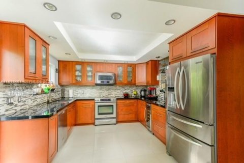 Casa en alquiler en Miami, Florida, 4 dormitorios, 203.18 m2 № 1991294 - foto 8