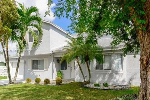 Casa en alquiler en Miami, Florida, 4 dormitorios, 203.18 m2 № 1991294 - foto 4