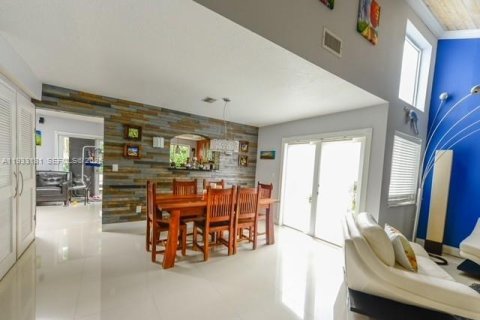 Casa en alquiler en Miami, Florida, 4 dormitorios, 203.18 m2 № 1991294 - foto 10