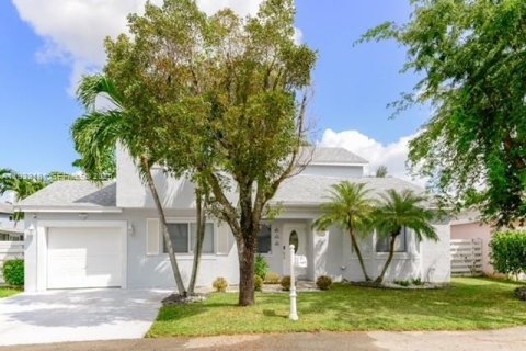 Casa en alquiler en Miami, Florida, 4 dormitorios, 203.18 m2 № 1991294 - foto 1