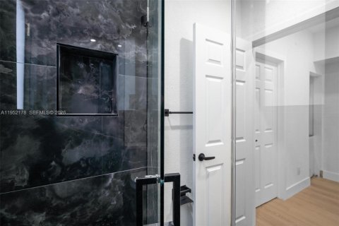 Снять в аренду квартиру в Майами, Флорида 2 спальни, 65.03м2, № 2006521 - фото 24