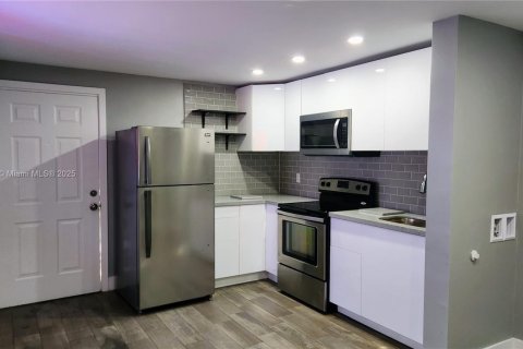 Villa ou maison à louer à Miami, Floride: 1 chambre, 242.75 m2 № 1863888 - photo 1