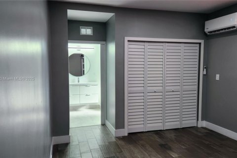 Villa ou maison à louer à Miami, Floride: 1 chambre, 242.75 m2 № 1863888 - photo 10