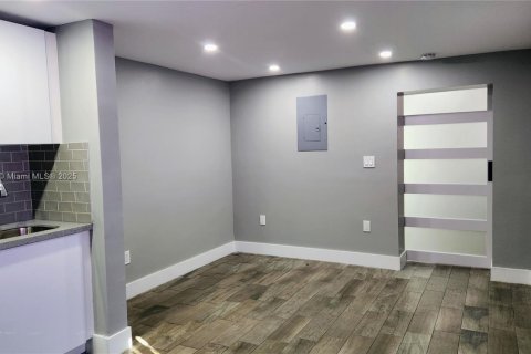 Villa ou maison à louer à Miami, Floride: 1 chambre, 242.75 m2 № 1863888 - photo 4