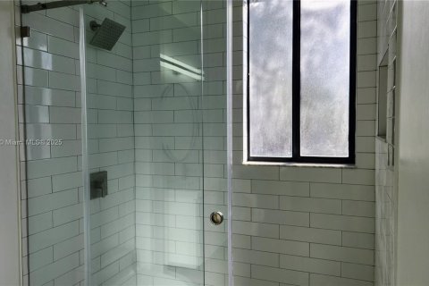 Villa ou maison à louer à Miami, Floride: 1 chambre, 242.75 m2 № 1863888 - photo 12