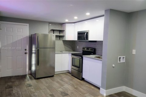 Villa ou maison à louer à Miami, Floride: 1 chambre, 242.75 m2 № 1863888 - photo 3
