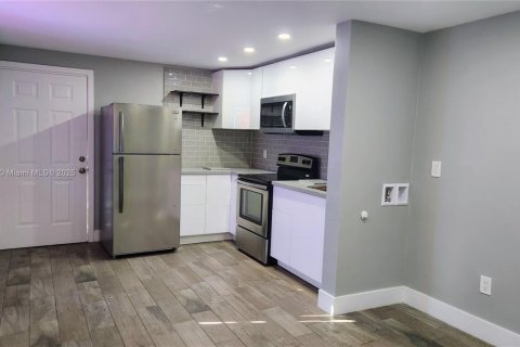 Villa ou maison à louer à Miami, Floride: 1 chambre, 242.75 m2 № 1863888 - photo 2