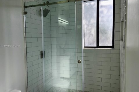 Villa ou maison à louer à Miami, Floride: 1 chambre, 242.75 m2 № 1863888 - photo 13