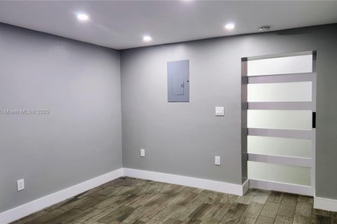 Villa ou maison à louer à Miami, Floride: 1 chambre, 242.75 m2 № 1863888 - photo 6