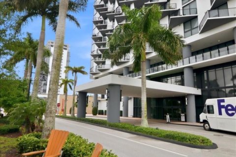 Кондоминиум с 2 спальнями в Дорал, Флорида № 2056399