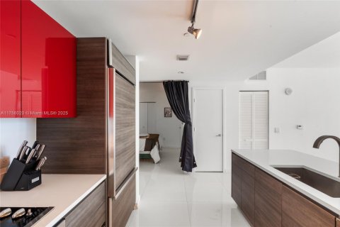 Condo in Miami, Florida, 1 bedroom  № 1960957 - photo 25