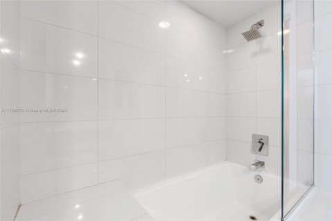 Condo in Miami, Florida, 1 bedroom  № 1960957 - photo 16