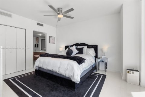 Condo in Miami, Florida, 1 bedroom  № 1960957 - photo 7