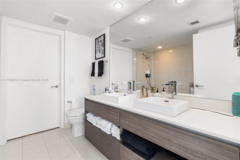 Condo in Miami, Florida, 1 bedroom  № 1960957 - photo 17