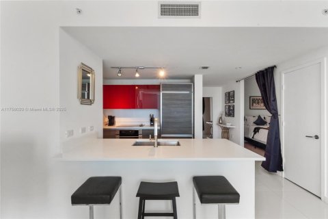 Condo in Miami, Florida, 1 bedroom  № 1960957 - photo 24