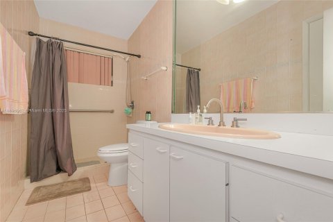 House in Hialeah, Florida 5 bedrooms, 171.59 sq.m. № 2013172 - photo 22