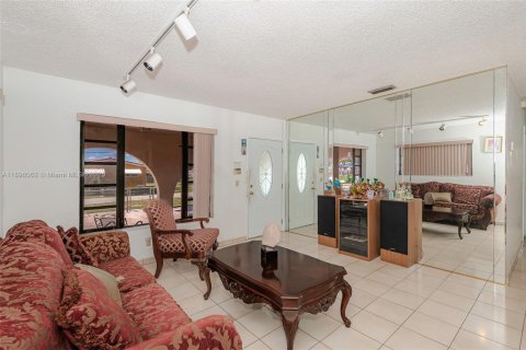 House in Hialeah, Florida 5 bedrooms, 171.59 sq.m. № 2013172 - photo 10