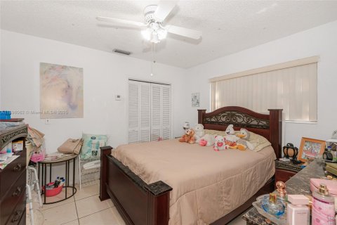 House in Hialeah, Florida 5 bedrooms, 171.59 sq.m. № 2013172 - photo 26