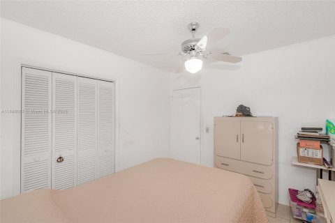 House in Hialeah, Florida 5 bedrooms, 171.59 sq.m. № 2013172 - photo 21