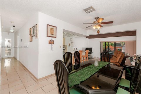 House in Hialeah, Florida 5 bedrooms, 171.59 sq.m. № 2013172 - photo 12