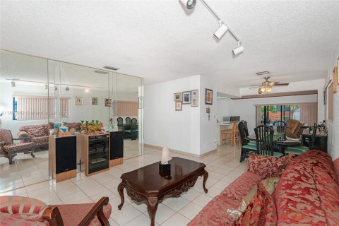 House in Hialeah, Florida 5 bedrooms, 171.59 sq.m. № 2013172 - photo 8