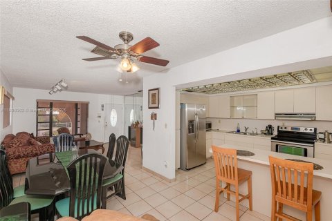 House in Hialeah, Florida 5 bedrooms, 171.59 sq.m. № 2013172 - photo 14