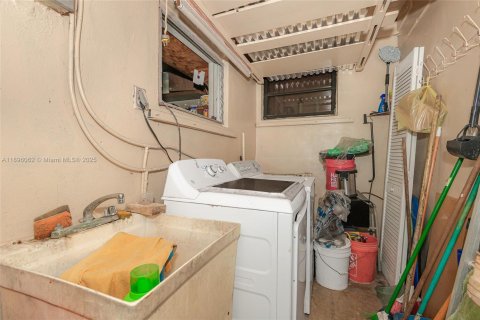 House in Hialeah, Florida 5 bedrooms, 171.59 sq.m. № 2013172 - photo 25