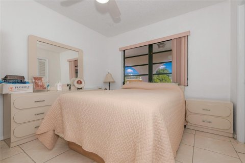 House in Hialeah, Florida 5 bedrooms, 171.59 sq.m. № 2013172 - photo 20