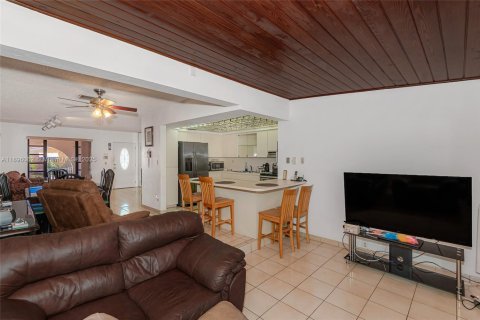 House in Hialeah, Florida 5 bedrooms, 171.59 sq.m. № 2013172 - photo 19