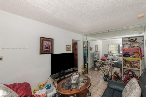 House in Hialeah, Florida 5 bedrooms, 171.59 sq.m. № 2013172 - photo 29