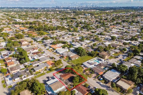 House in Hialeah, Florida 5 bedrooms, 171.59 sq.m. № 2013172 - photo 7