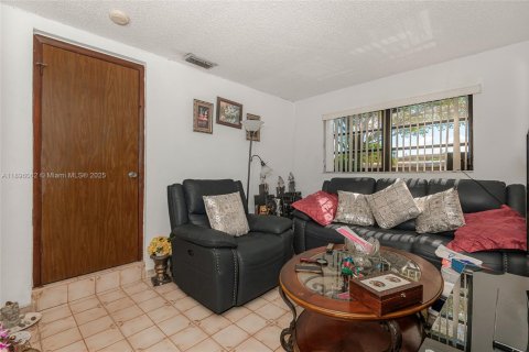 House in Hialeah, Florida 5 bedrooms, 171.59 sq.m. № 2013172 - photo 27