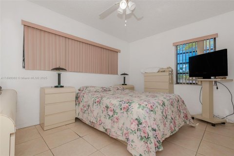 House in Hialeah, Florida 5 bedrooms, 171.59 sq.m. № 2013172 - photo 23