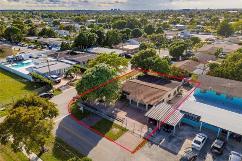 House in Hialeah, Florida 5 bedrooms, 171.59 sq.m. № 2013172 - photo 6